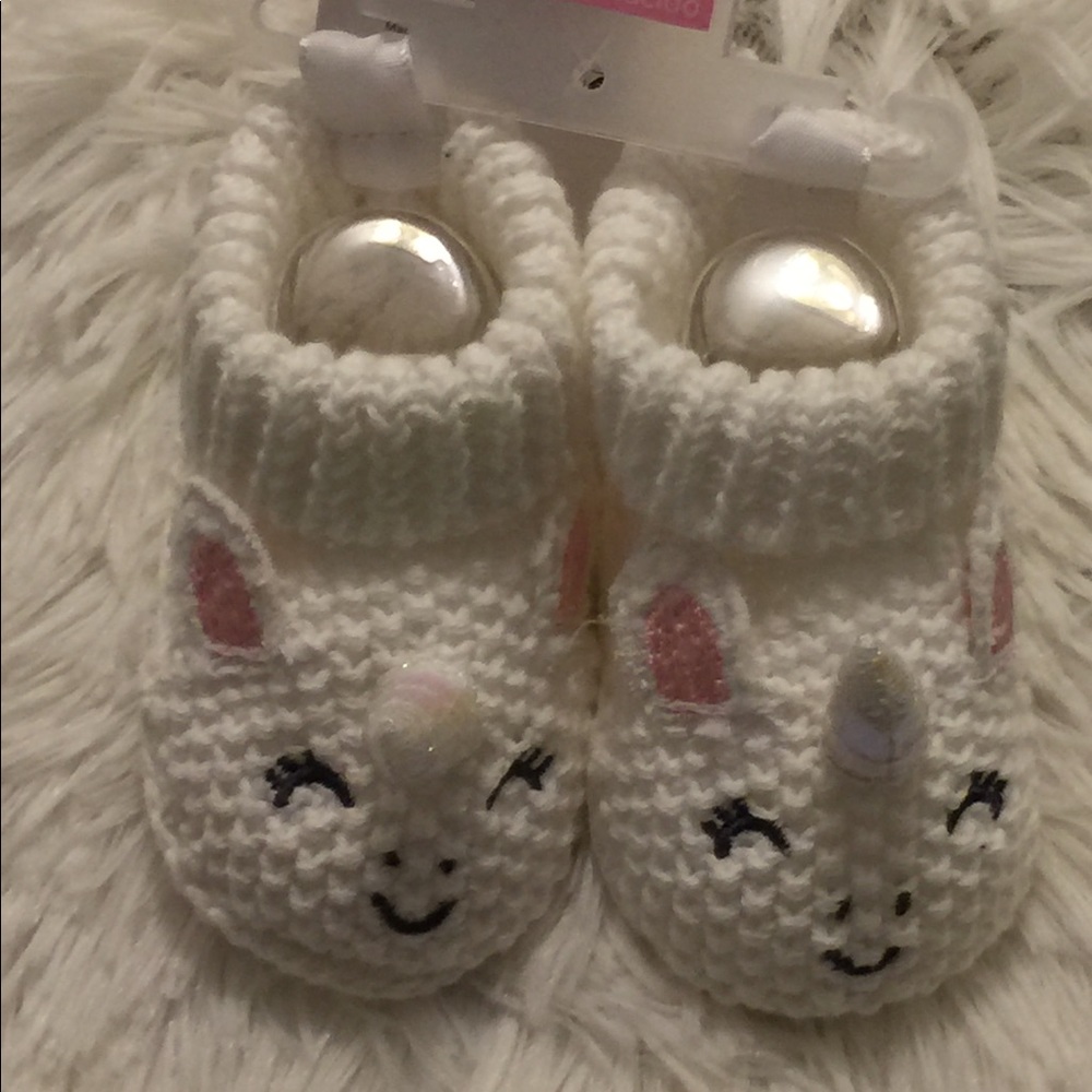 CARTERS NEWBORN SIZE. COLOR WHITE. SLIP ON. KNIT